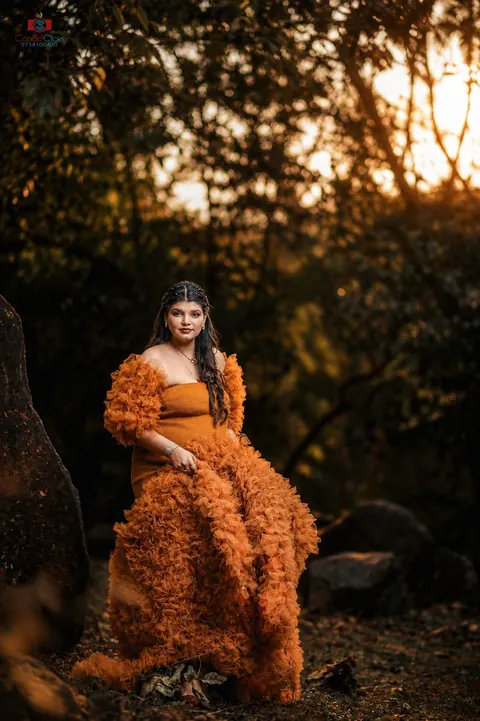 Maternity photography portrait of an expecting mother in Asansol by Candid Clicks